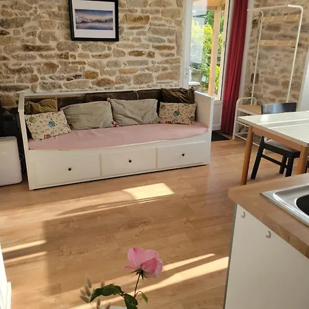 Studio, Avec Cuisine Et Espace Exterieur