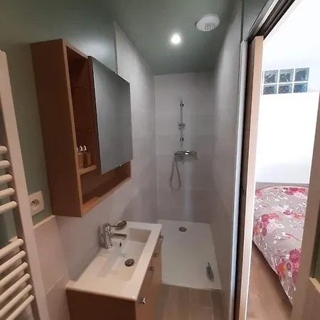 Superbe Studio, Avec Cuisine Et Espace Exterieur
